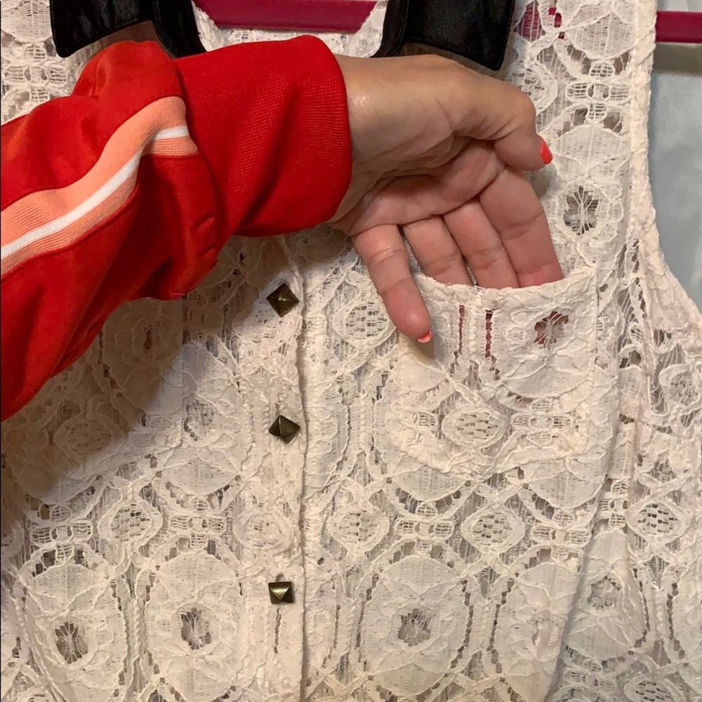 White collared unique tee! - Picture 2 of 3